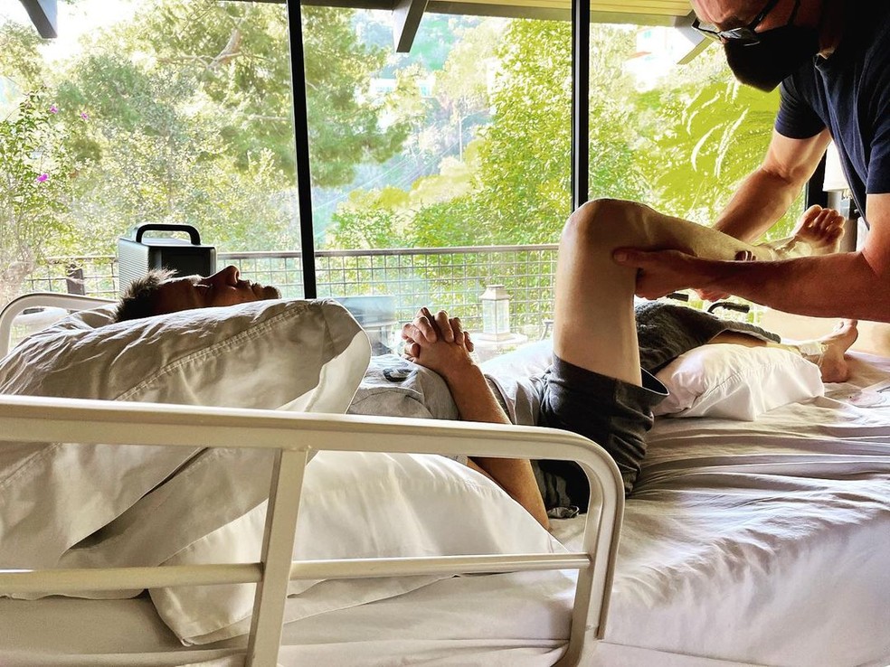 Jeremy Renner faz exercício para se recuperar de acidente após receber alta do hospital — Foto: Reprodução/Instagram 