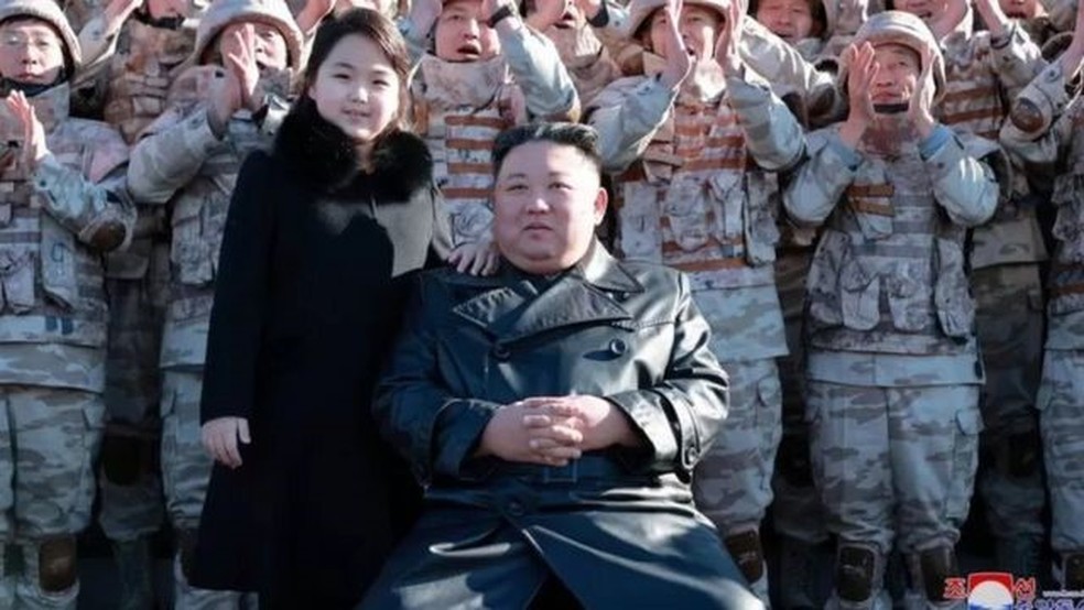 Kim Jong-un e sua filha participaram de sessão de fotos com cientistas, engenheiros e autoridades no teste do novo míssil balístico intercontinental da Coreia do Norte — Foto: KCNA VIA REUTERS