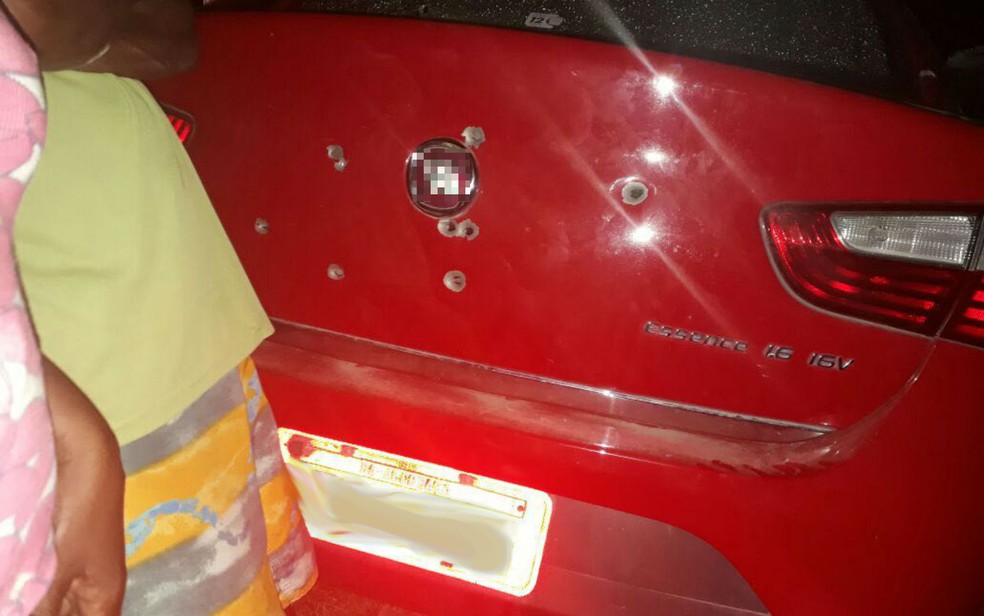 Veículo foi atingido em vários locais (Foto: Rafael Vedra/LiberdadeNews)