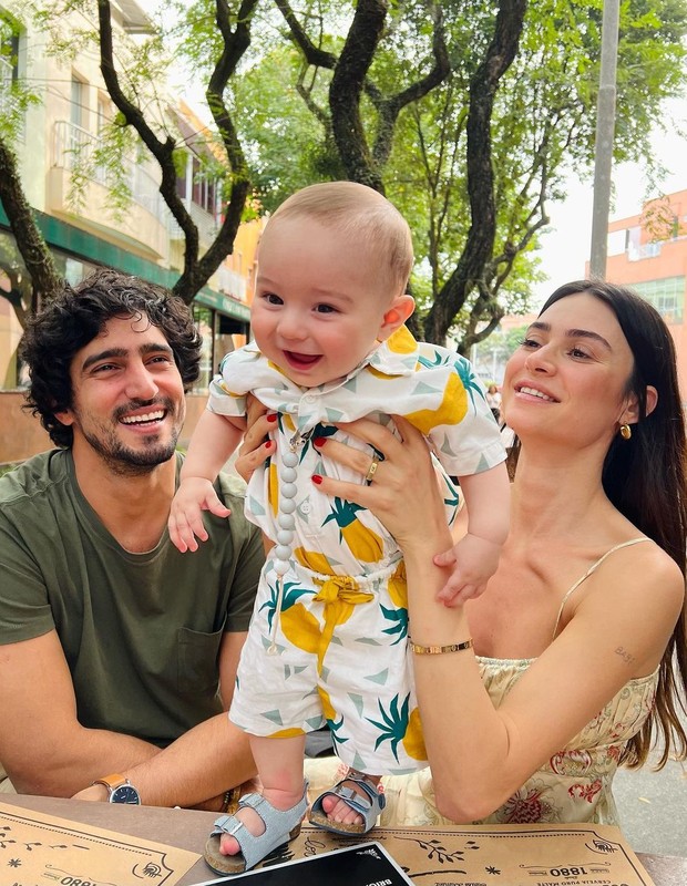 Thaila Ayala e Renato Góes com Francisco (Foto: Reprodução/Instagram)