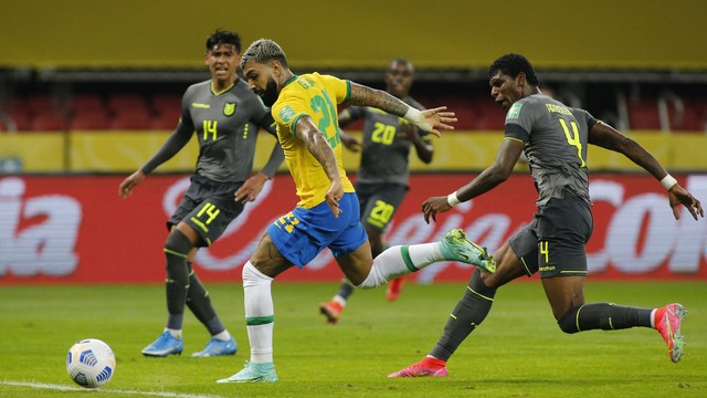 Gabigol chuta para marcar contra o Equador, mas o gol é anulado por impedimento