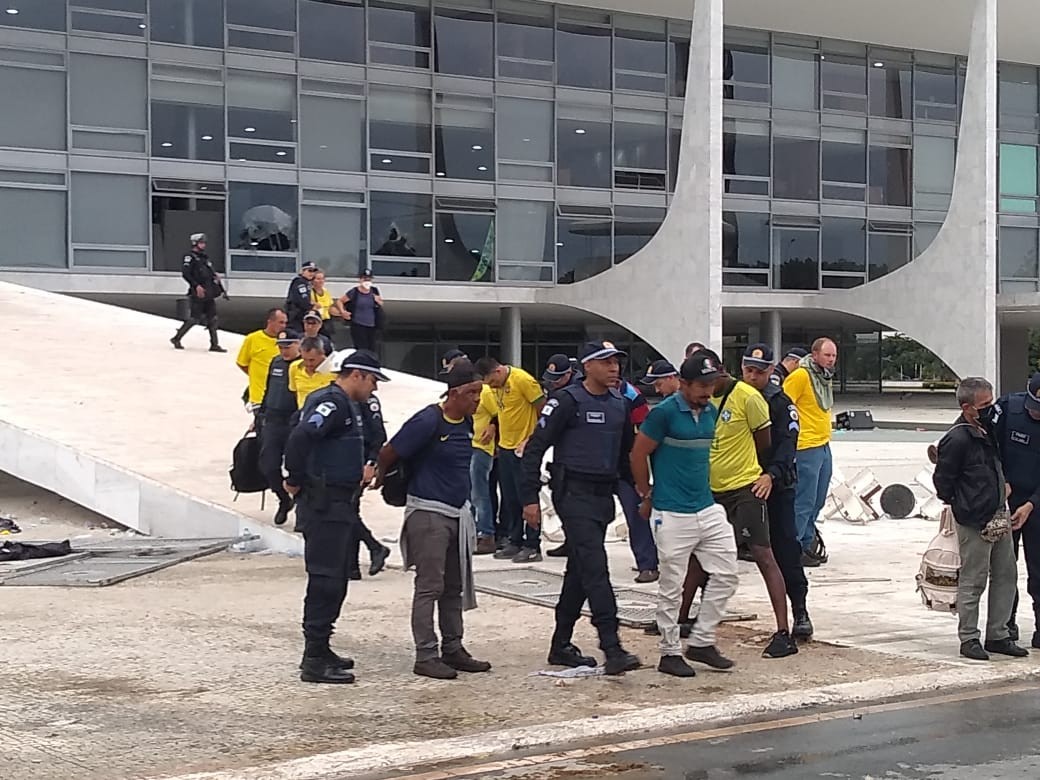 Polícia prende invasores dos prédios do Congresso, Planalto e STF — Foto: Aguirre Talento / O Globo