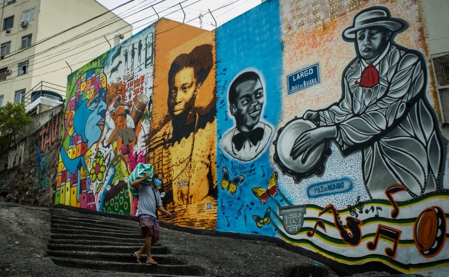 Mural pintado na Pedra do Sal homenageia  ícones do samba como Pixinguinha, Tia Ciata, Heitor dos Prazeres e João da BaianaAgência O Globo