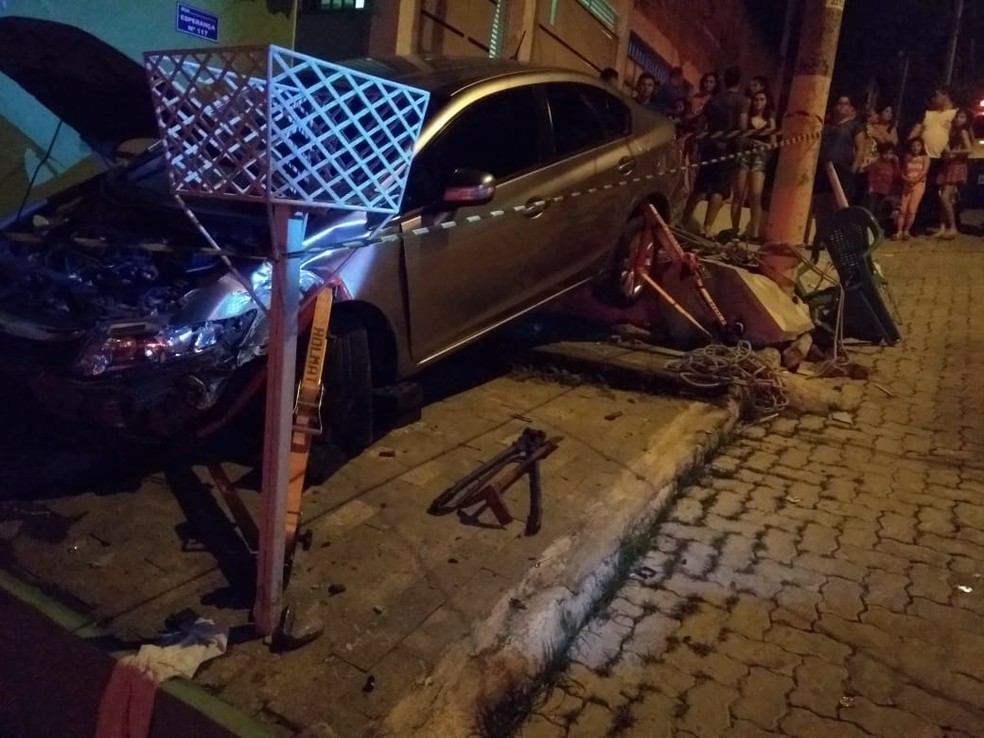 Carro invadiu calçada e atropelou oito pessoas — Foto: Corpo de Bombeiros/Divulgação