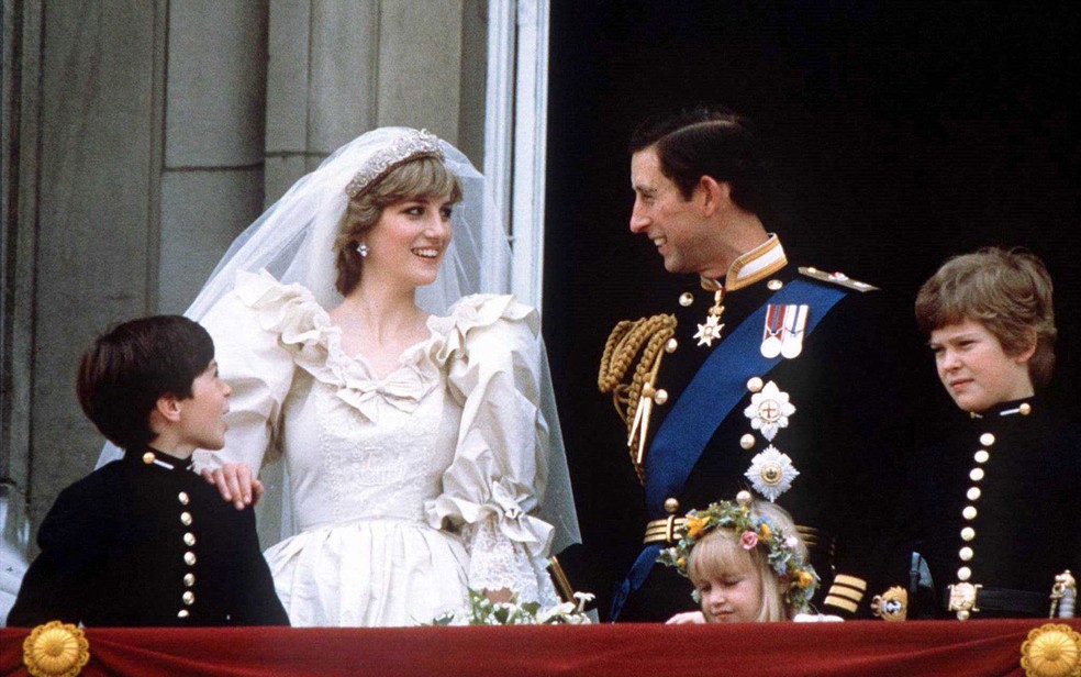 Príncipe Charles e princesa Diana na sacada do Palácio de Buckingham, em Londres, após a cerimônia de seu casamento, em 29 de junho de 1981 (Foto: Reuters/Stringer)