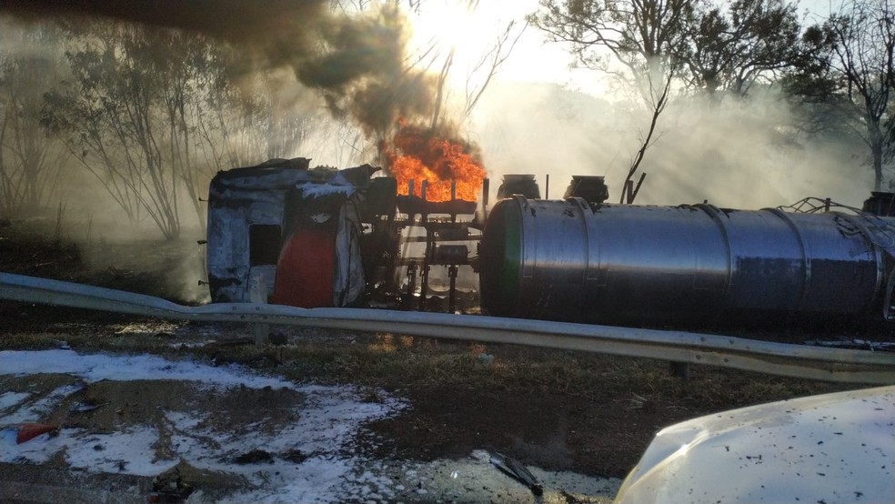 Caminhã pegou fogo em acidente na BR-050, em Araguari — Foto: Corpo de Bombeiros/Divulgação