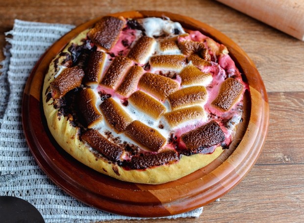 Receita de pizza doce de marshmallow com calda de caramelo e ganache de chocolate (Foto: Paulo Colen / Divulgação)