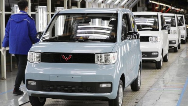 BBC O Hong Guang Mini EV está sendo construído em uma joint venture conhecida como Wuling com a gigante automobilística americana General Motors (GM) (Foto: Getty Images via BBC News Brasil)