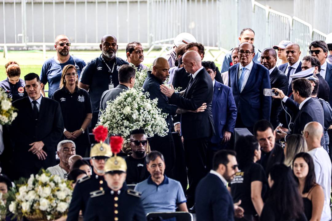 Gianni Infantino, Presidente da FIFA, cumprimenta Edinho, filho de Pelé, durante velório 