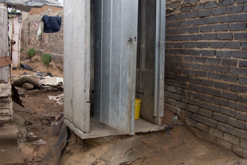 Banheiro na casa da família Mthombeni, na África do Sul — Foto: Zoriah Miller/Dollar Street