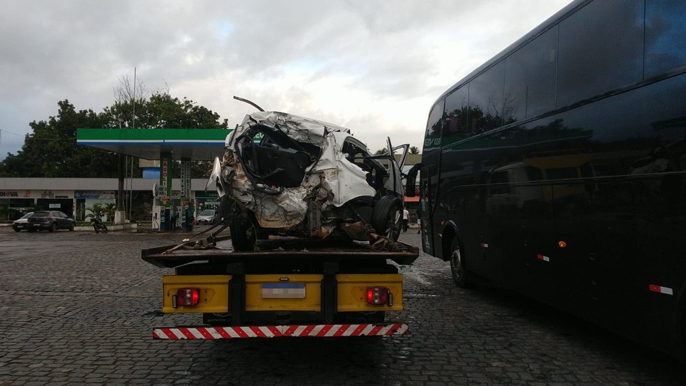 Jovem morre após batida entre carro e ônibus de banda na BR-101, ao voltar de formatura no sul da Bahia — Foto: Reprodução/Redes Sociais
