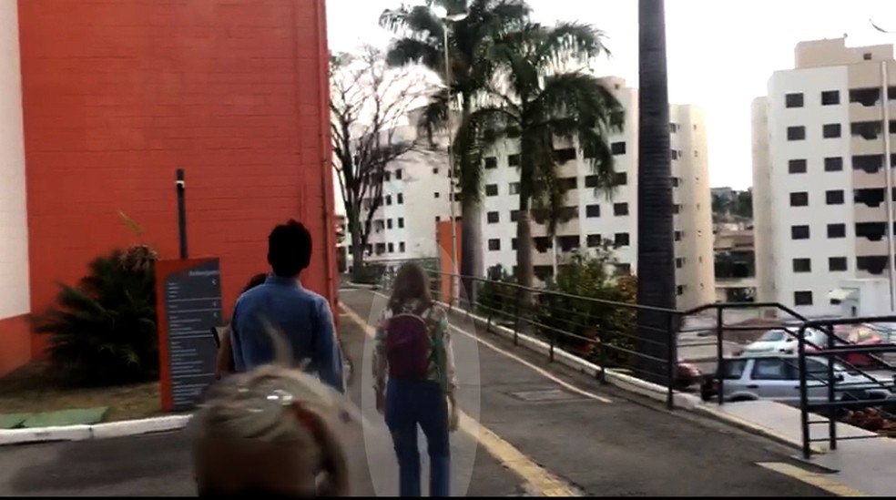 Suzane von Richthofen começa a frequentar faculdade com tornozeleira eletrônica em Taubaté; ela chegou ao prédio com camisa florida (à direita) — Foto: Michelle Mendes/ TV Vanguarda