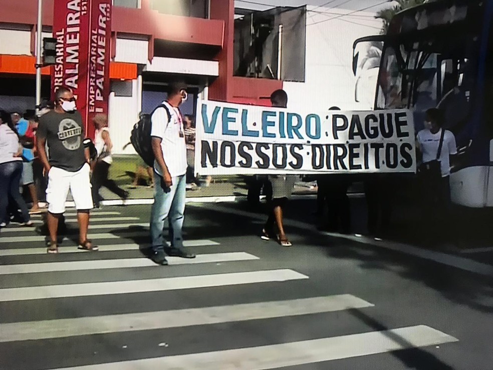 Funcionários da Veleiro protestam na Avenida Fernandes Lima, em Maceió — Foto: Reprodução/TV Gazeta