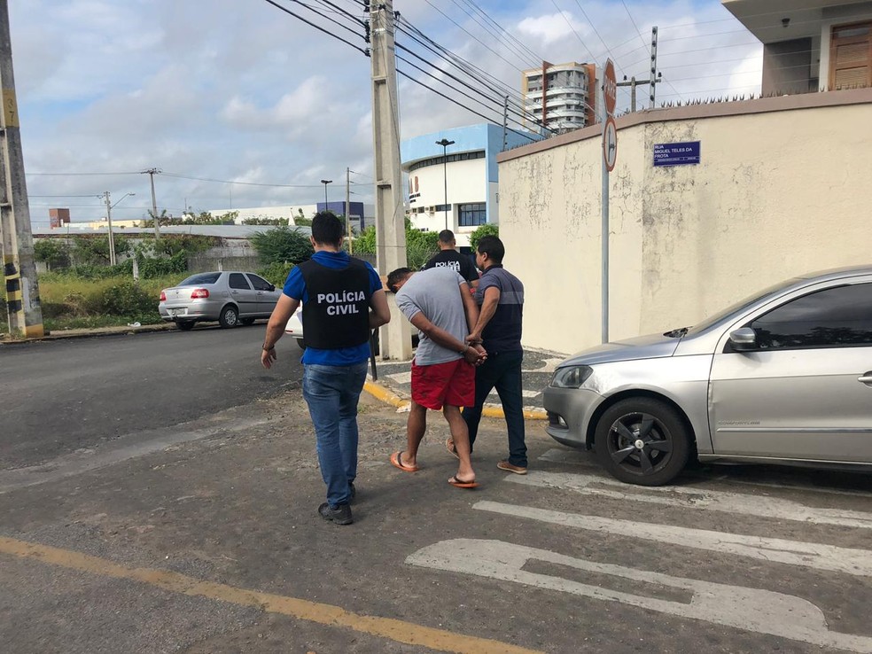 Foram apreendidas drogas, munição e documentos — Foto: Mateus Ferreira/SVM