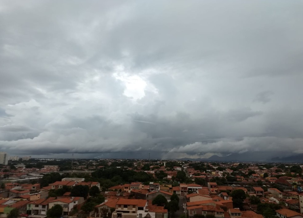 A cobertura de nuvens deverá ser contínua durante os próximos dois dias, segundo a Funceme. — Foto: Monique Oliveira