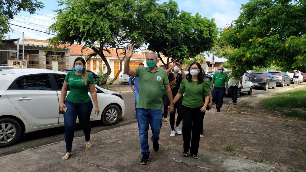 Candidato N&eacute;lio Aguiar chegou para votar acompanhado da esposa Celso Brito &mdash; Foto: S&iacute;lvia Vieira/G1