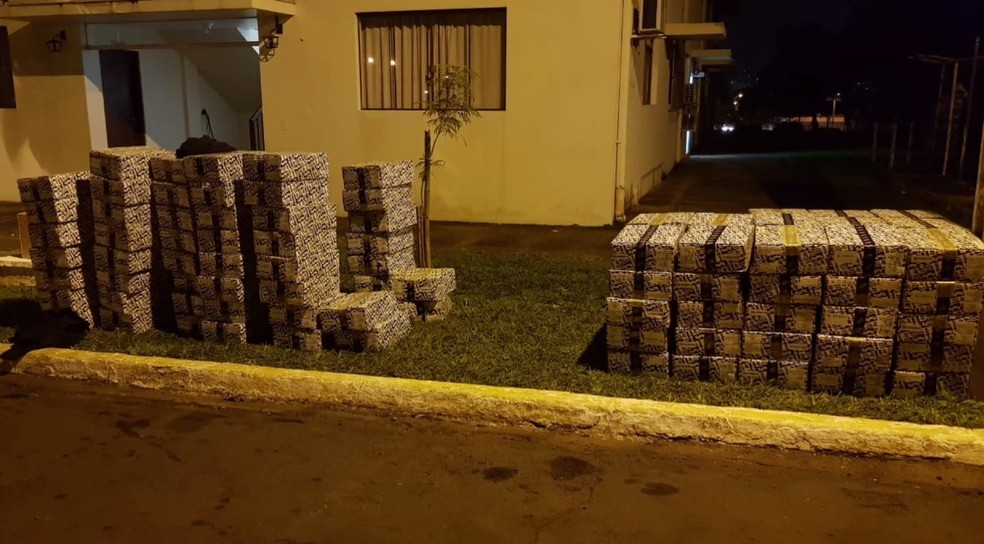 PMs foram flagrados transportando 116 caixas de essÃªncia de narguilÃ© e duas caixas de cigarro, em Santa Terezinha de Itaipu â€” Foto: DivulgaÃ§Ã£o/PMPR