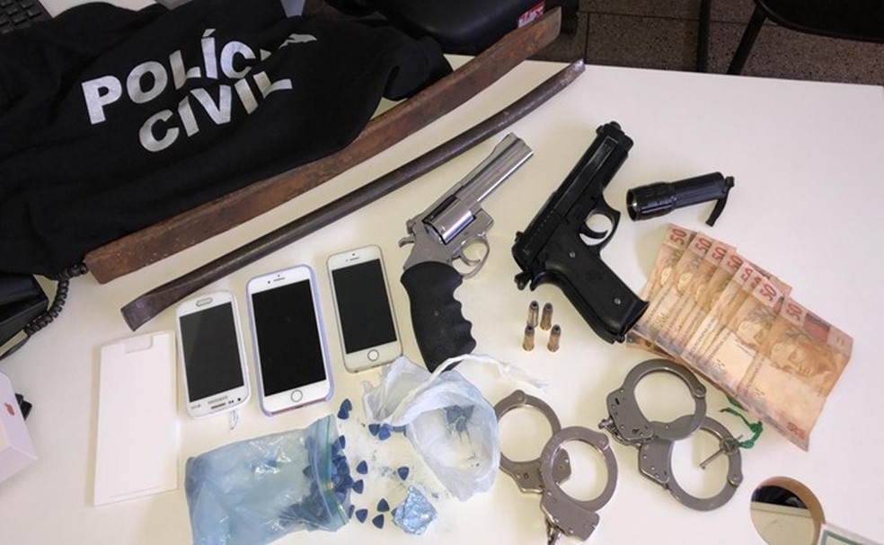 PCDF apreende algemas em residência de assaltante que se passava por agente da corporação — Foto: Divulgação/Polícia Civil 