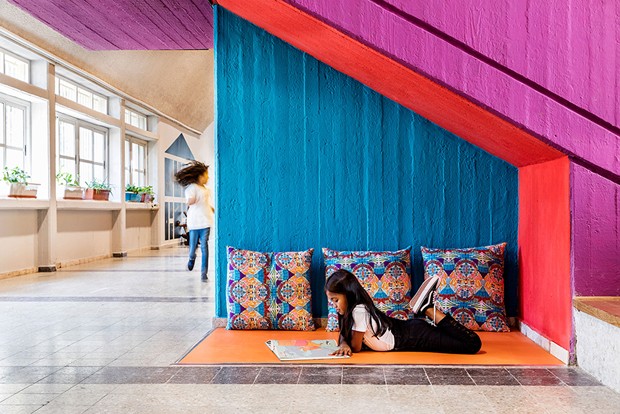 Escola para crianças refugiadas ganha espaços coloridos após reforma (Foto: FOTO ITAY BENIT / DIVULGAÇÃO )