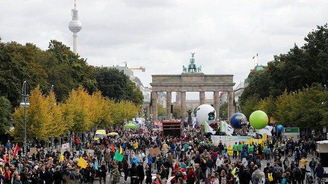 Manifestantes participam da greve mundial pelo clima na capital alemã, Berlim, em 2019 (Foto: Reuters via BBC News Brasil)