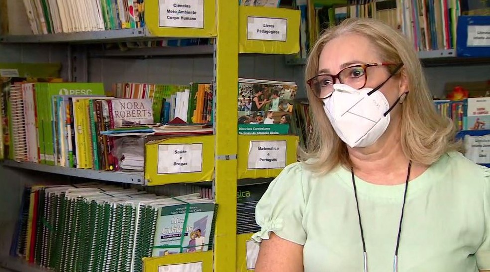 A professora Lucia Cristina Cortez de Barros Santos, diretora da Escola Municipal Professor Waldir Garcia, situada na cidade de Manaus, é uma das vencedoras do prêmio Educador Nota Dez 2020 — Foto: Reprodução/Rede Amazônica