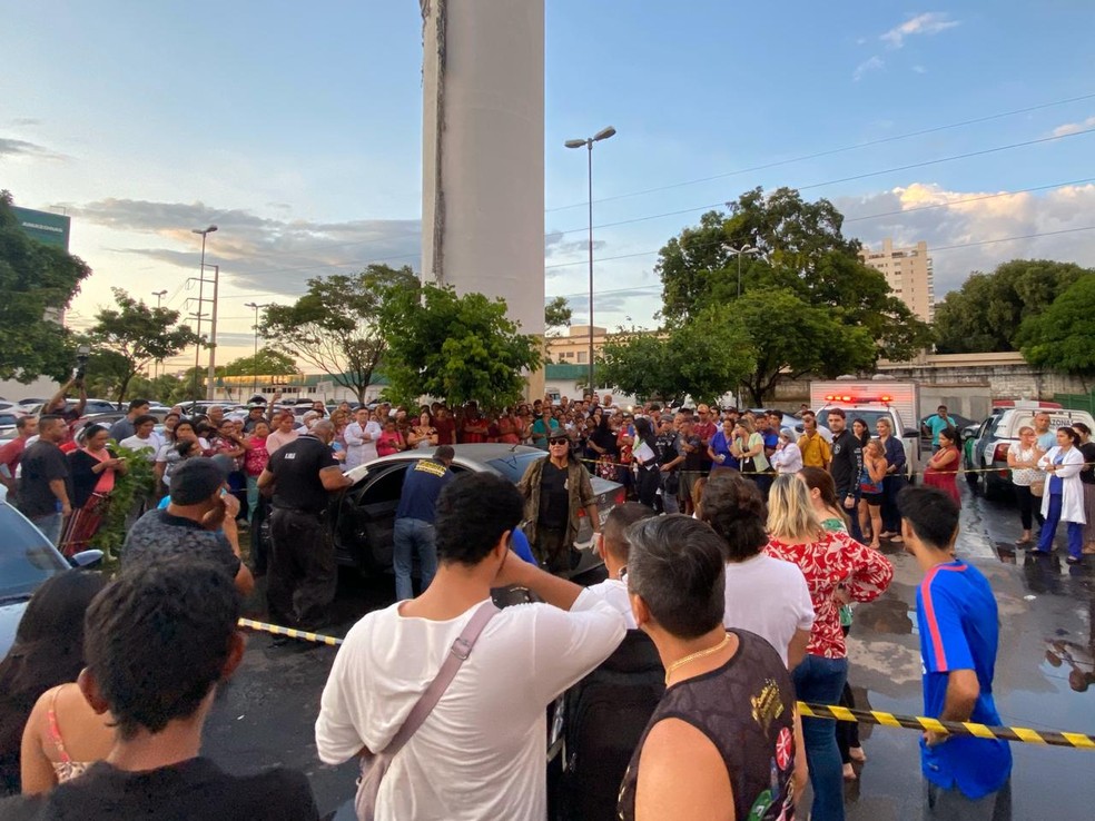 Corpo de mulher é encontrado dentro de carro em estacionamento de hospital em Manaus — Foto: Patrick Marques/G1 AM