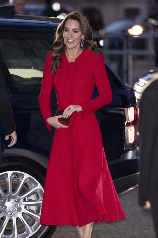 LONDON, ENGLAND - DECEMBER 08: Catherine, Duchess of Cambridge attends the "Together at Christmas" community carol service at Westminster Abbey on December 8, 2021 in London, England. (Photo by Mark Cuthbert/UK Press via Getty Images) (Foto: UK Press via Getty Images)