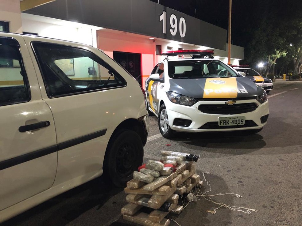Dois veículos foram abordados na SP-225 após denúncia de que estavam em alta velocidade (Piratininga) — Foto: Polícia Rodoviária/Divulgação