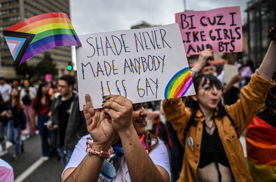 'Sombra nunca fez ninguém menos gay', diz o cartaz em inglês na 23ª Parada do Orgulho em Bogotá, Colômbi