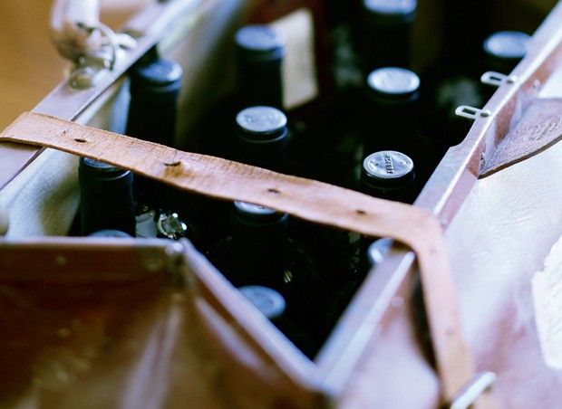 Na valiseA mala de couro antiga transporta os vinhos servidos na degustação. No alto da outra pág., os álamos, árvores altas que protegem os parreirais do vento gelado da cordilheira (Foto: Ricardo Corrêa)