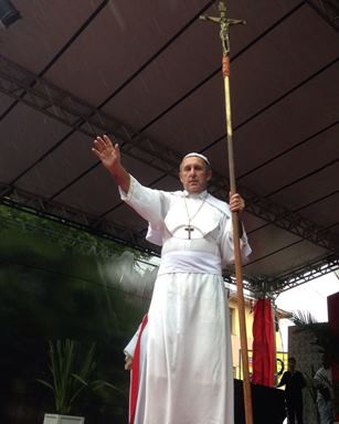 Ator faz papel de Papa Francisco na apresentação (Foto: Roberta Salinet/RBS TV)
