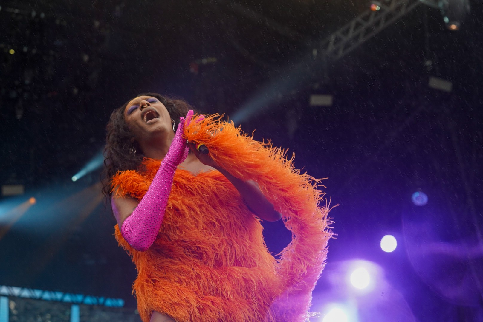 Liniker esbanja potência vocal e embala público ao lado de Luedji Luna no Palco Sunset
