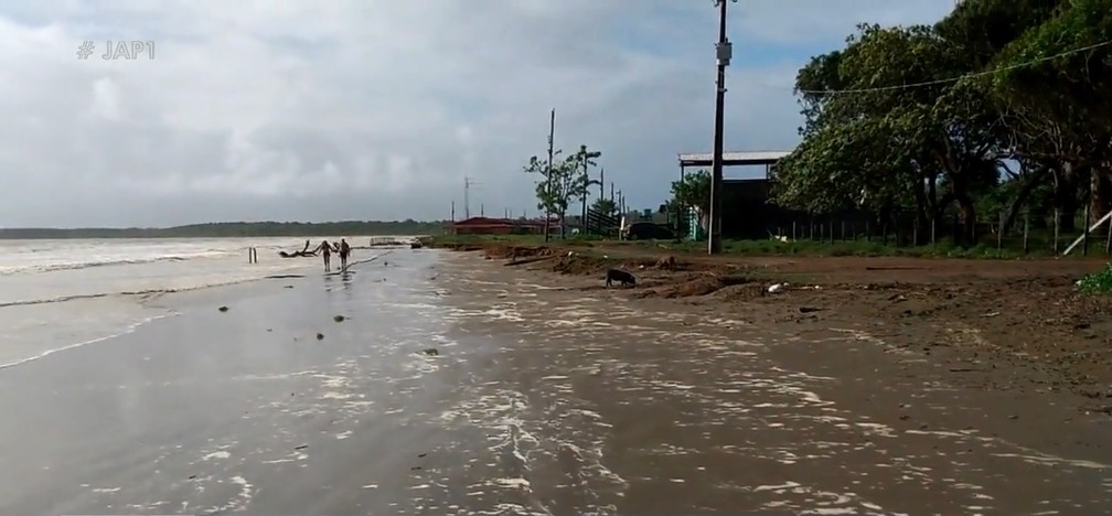 Avanço do mar no ‘inverno amazônico’ causa erosão na Praia do Goiabal, a praia de água salgada mais ao Norte do país — Foto: Rede Amazônica/Reprodução