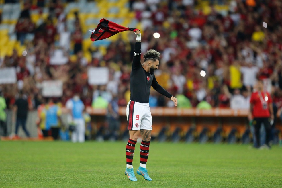 Gabigol rege a torcida em goleada sobre o Tolima — Foto: Gilvan de Souza/Flamengo