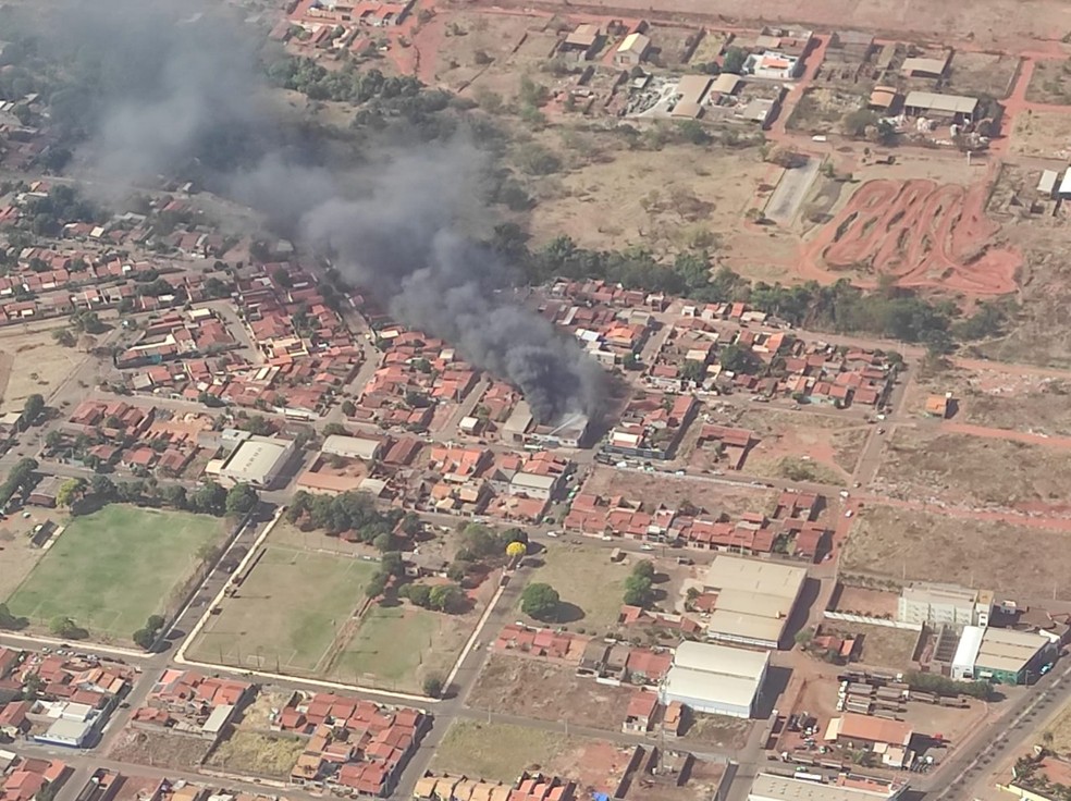 Fuma&ccedil;a causada por inc&ecirc;ndio em pr&eacute;dios industriais em Frutal  &mdash; Foto: Corpo de Bombeiros/Divulga&ccedil;&atilde;o