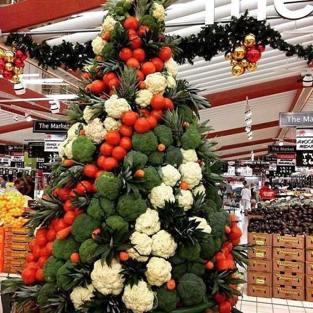 Árvore de Natal em um supermercado (Foto: Reprodução/Instagram)