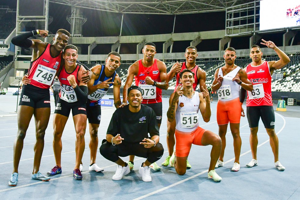Felipe Bardi (primeiro à esquerda) com os finalistas do Troféu Brasil e Paulo André Camilo, que apareceu na pista do Estádio Nilton Santos para torcer — Foto: Wagner Carmo/CBAT