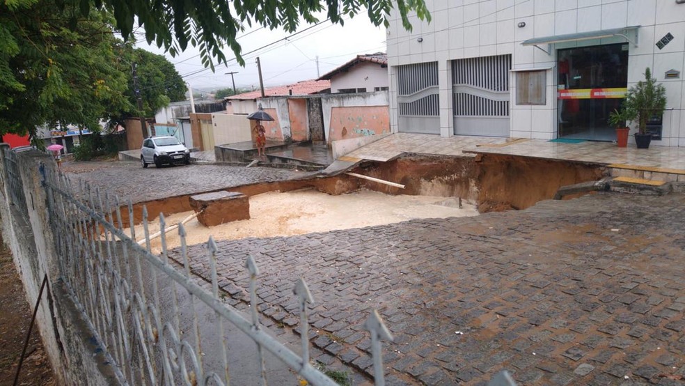 Cratera aberta pela chuva na rua Bariri, no bairro Gramoré, em Natal — Foto: Redes sociais