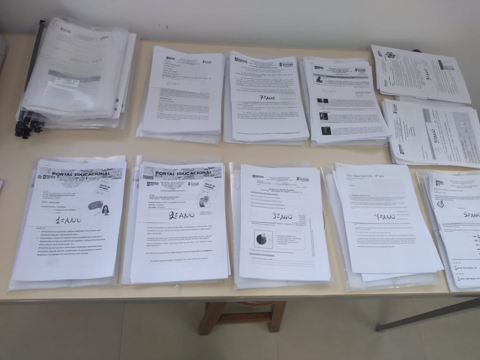 Material impresso tem sido disponibilizado para os alunos nas redes municipais e Estadual de SC — Foto: Secretaria de Educação de Florianópolis/Divulgação