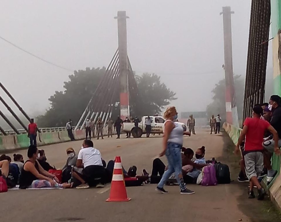 Grupo se concentra na Ponte da Integração nesta segunda-feira (12) entre Assis Brasil e Peru — Foto: Arquivo/Prefeitura