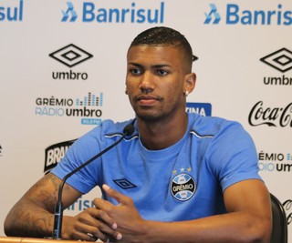 Walace ganha papo e dicas de Roger para tentar reduzir número de cartões