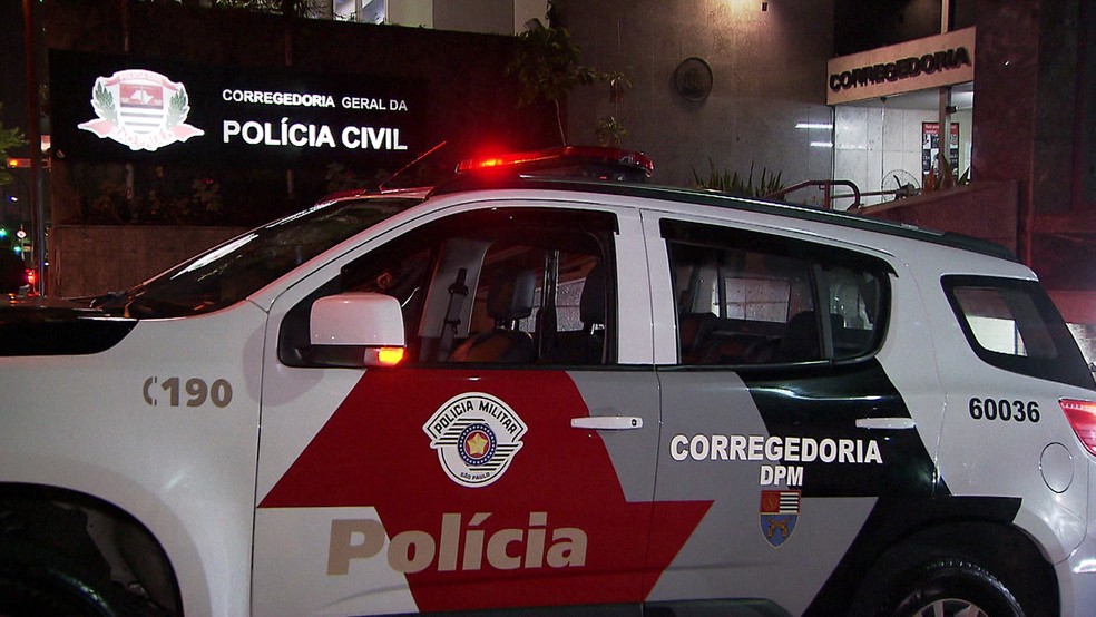 Equipes da polícia prenderam dois policiais acusados de extorsão — Foto: Reprodução/TV Globo