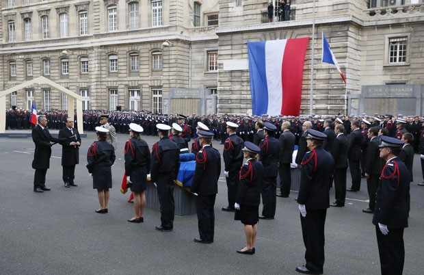 O presidente da França, François Hollande, homenageia os três policias mortos nos atentados em Paris nesta terça-feira (7) (Foto: Patrick Kovarik/AFP)