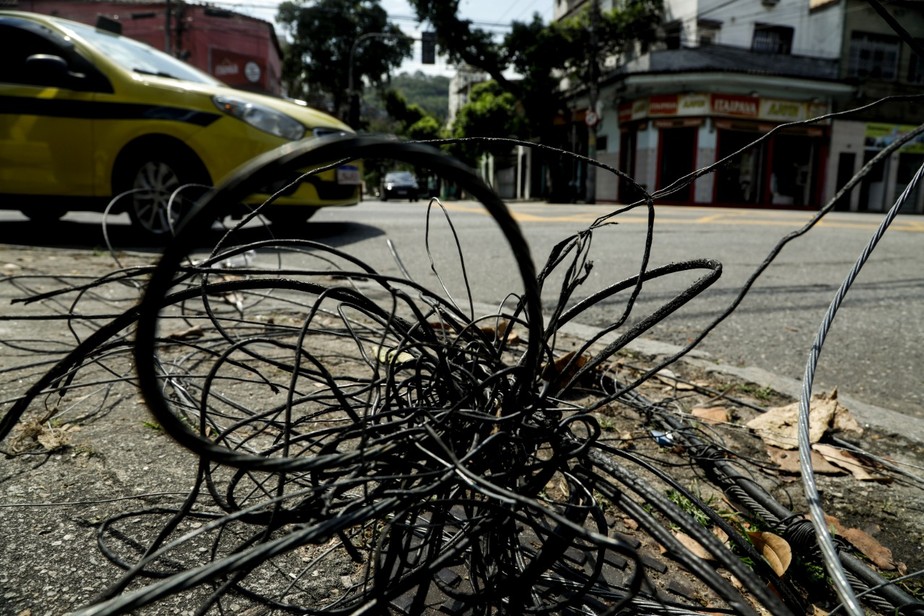 Furto de cabos da CET-RIO apaga sinais e causa acidentes. Rua Viana Drumond com Teodoro da Silva
