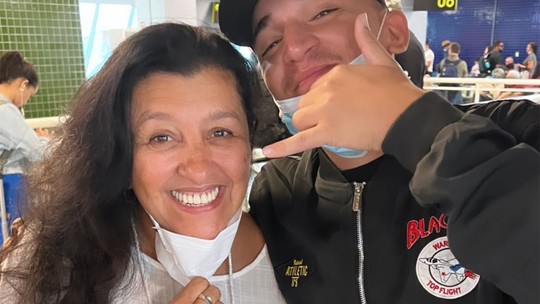 Regina Casé 'tieta' João Gomes no aeroporto: "Sou muito fã"