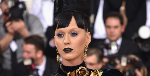 Ousada, Katy Perry estava com batom preto, máscara para cílios azul e sobrancelhas descoloridas