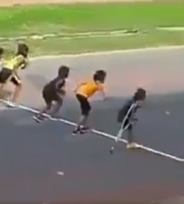Menina com deficiência participa de corrida (Foto: Reprodução: Twiter )