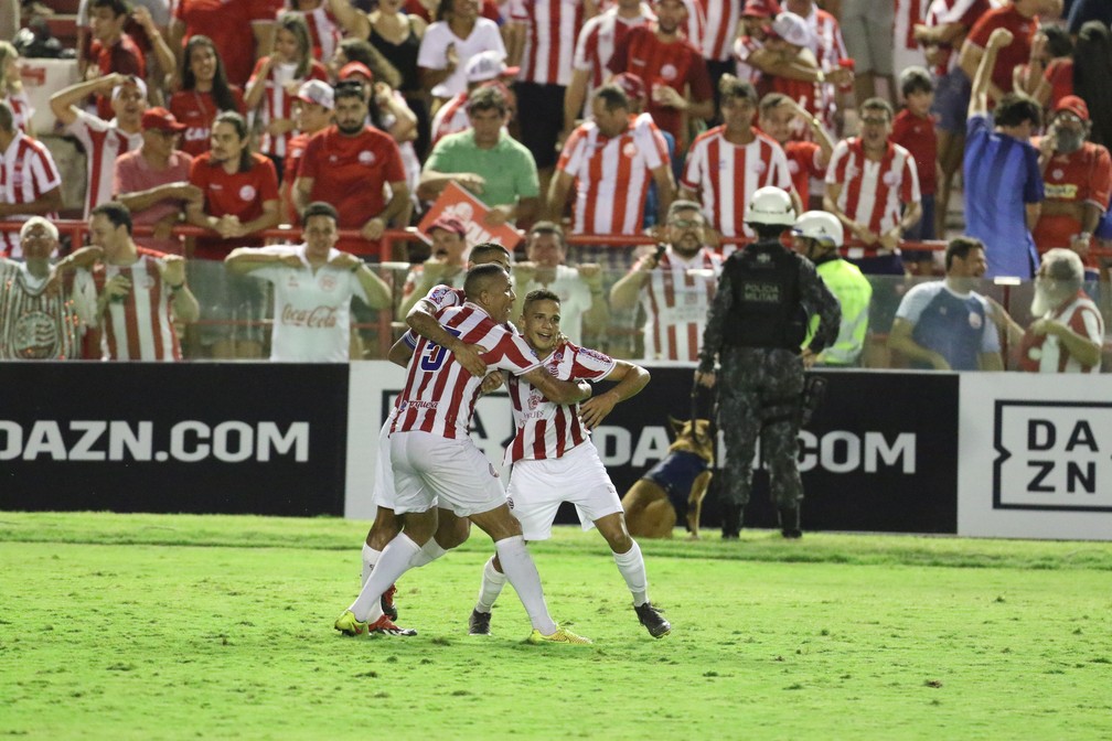 Thiago é abraçado por companheiros após marcar gol nos Aflitos — Foto: Aldo Carneiro/ Pernambuco Press