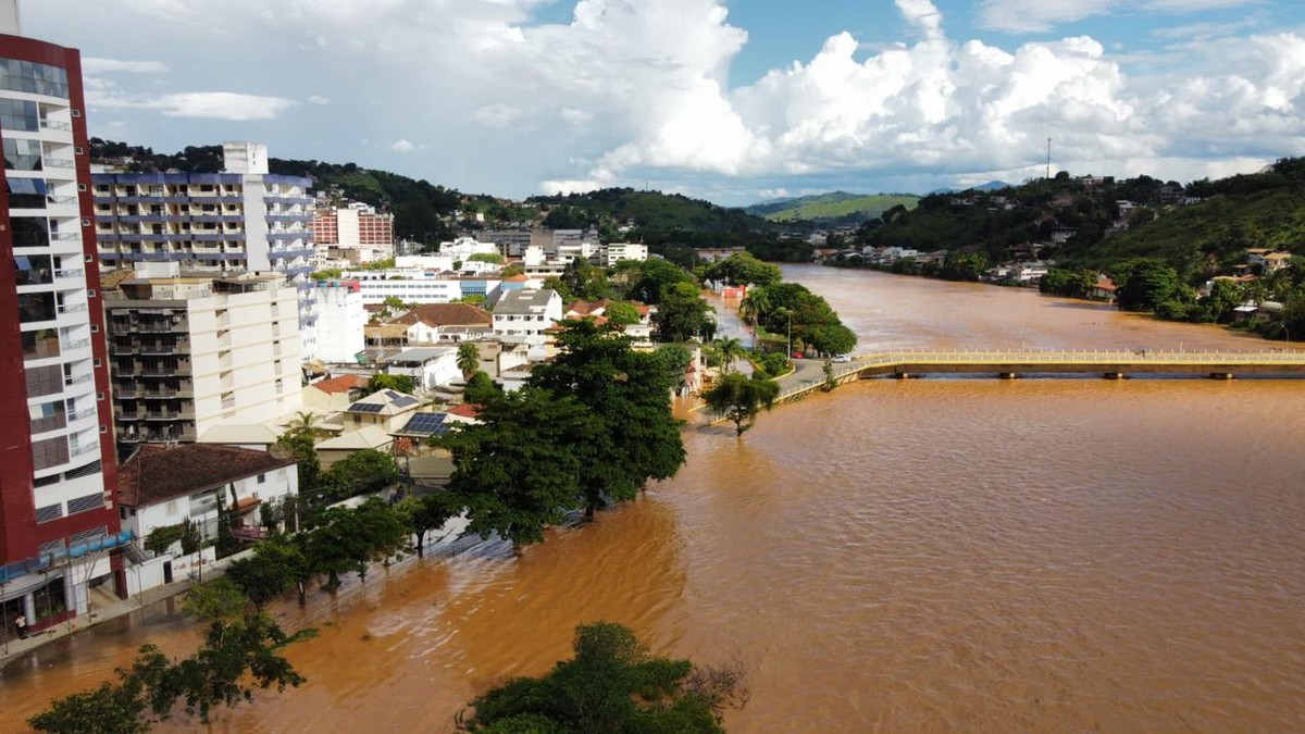 Defesa Civil de Itaperuna, RJ, segue em alerta após a cheia do rio Muriaé; cidade registrou alagamentos