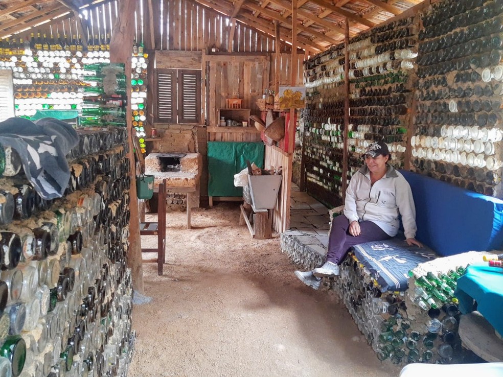Ivone dentro da sua 'casa de litro', na zona rural de Itaóca, SP — Foto: Ivan Edson
